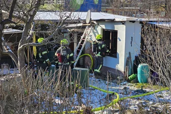 Gartenlaube brennt in Zwickau: Polizei sucht Zeugen - Bevor es zum Vollbrand kam, konnten Feuerwehrleute das Feuer in einer Zwickauer Gartenlaube löschen.