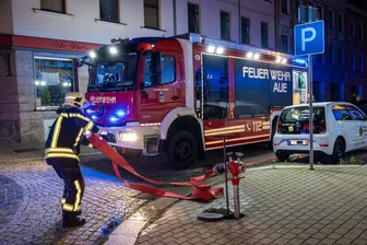 Gartenlaube brennt lichterloh: Nächtlicher Feuerwehreinsatz in Aue - Die Feuerwehren Aue und Alberoda rückten zum Brand an der Gartenlaube an.