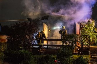 Gartenlaube geht in Flammen auf - 
