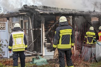 Gartenlaube geht in Flammen auf -