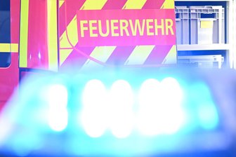 Gartenlaube im Vogtland brennt nieder: Ursache unklar - Die Neumarker Feuerwehr musste in der Nacht einen Laubenbrand löschen.