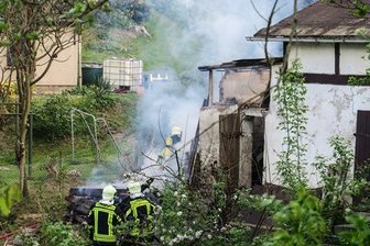 Gartenlaube in Aue in Flammen - Die Feuerwehr löscht den Gartenlaubenbrand an der Straße der Freundschaft.