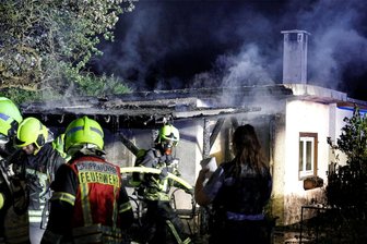 Gartenlaube in Chemnitz abgebrannt - Gegen 22 Uhr am Montagabend rückten Polizei und Feuerwehr zu einem Laubenbrand an der Blankenburgstraße aus.