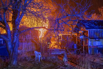 Gartenlaube in Falkenstein geht in Flammen auf - Ein Gartenhaus in der Falkensteiner Goethestraße brannte Montagabend komplett nieder.