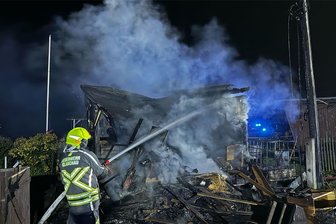 Gartenlaube in Glauchau abgebrannt: War ein Feuerwerk die Ursache? - In der Kleingartenanlage Jerisau stand in der Nacht zum Sonntag eine Laube in Flammen.