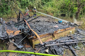 Gartenlaube in Hartha in Flammen: Polizei geht von Brandstiftung aus - Die kleine Laube in der Gartensiedlung in Hartha brannte vollständig nieder.