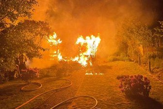 Gartenlaube in Langenhessen brennt aus -