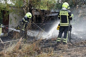 Gartenlaubenbrand greift auf Feld über - Die Feuerwehr ist am Sonntagvormittag zu einem Brand in die Landwirtschaftsstraße in Chemnitz ausgerückt.