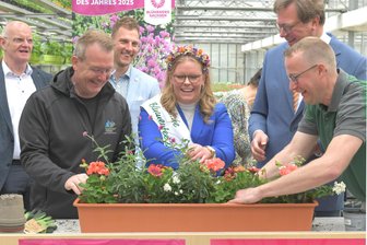 Gartensaison in Freiberg eröffnet: Das sind die Pflanzen des Jahres 2025 - OB Sven Krüger, Anne-Marie Bals und Martin Bimberg eröffnen die Gartensaison.