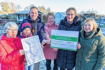 Gartensparte "Waldfrieden" aus Freiberg erntet Silber in Berlin - Der Freiberger Kleingärtnerverein Waldfrieden hat Silber beim diesjährigen Bundeswettbewerb "Gärten im Städtebau" geholt. Regina Melzer (von links), Jasmina Halfter, Sven Halfter, Sylvia Flechsenhaar, Gisela Seltmann und Anke Stolle präsentierten die Urkunde und den Pokal am Sonntag in ihrer Anlage. Das Preisgeld von 1400 Euro ist für Reparaturen beispielsweise am Dach des Vereinsheims reserviert. Foto Marcel Schlenkrich