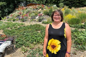 Gartenwunder im Erzgebirge – Wo Sonnenblumen Kraft schenken - Maria Liebsch vor ihrem Gartenparadies im Erzgebirge – ein Ort voller Hoffnung und Freude.