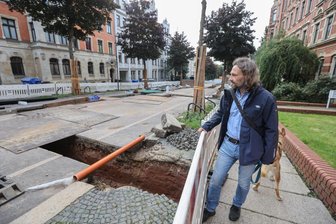Gas, Holz, Sonne oder Strom: Wie Chemnitz in Zukunft heizt - Energie-Experte Stephan Schwarzbold an der Barbarossastraße auf dem Kaßberg, wo gerade Fernwärmeleitungen verlegt werden.