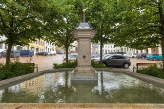 Gas und Bremse im Vogtland verwechselt: Fahrt gegen Hauswand - Am Auerbacher Altmarkt ereignete sich ein Unfall. Ein Mann fuhr gegen eine Hauswand.