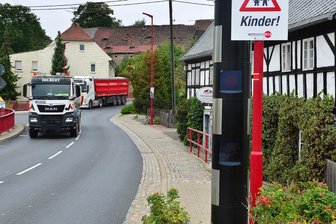 Gas weg: Jetzt blitzt es hier wirklich - Die neue Blitzersäule in Greifendorf steht an der B 169 direkt vor der Gaststätte Schmiedelandhaus an der gleichen Stelle, an der schon im Oktober 2017 ein Blitzer aufgebaut worden war.