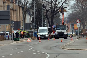 Gasaustritt auf Zwickauer Straße in Chemnitz: Laut Feuerwehr bestand Explosionsgefahr - Wegen eines Gasaustritts war die Zwickauer Straße für etwa zwei Stunden voll gesperrt.