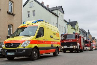 Eine Seniorin musste am Samstagmittag aus ihrer Wohnung an der August-Bebel-Straße gerettet werden.