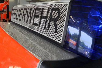 Gasbrenner löst Feuer aus - 20.000 Euro Schaden - Ein Brand an der Hauptstraße in Großschirma hat am Freitag die Feuerwehr auf den Plan gerufen. Ein Nebengelass und zwei Garagen wurden zerstört.
