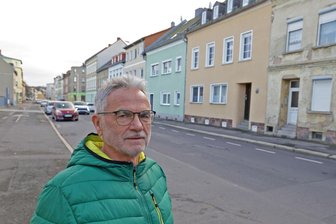 Gasexplosion in Glauchau zwischen Weihnachten und Silvester: Warum die Bilder auch nach 30 Jahren im Kopf bleiben - Bernd Spatzier steht an der Stelle des Unglücks an der Auestraße in Glauchau. Der 72-Jährige konnte am 30. Dezember 1994 ein zweijähriges Mädchen aus den Trümmern retten.
