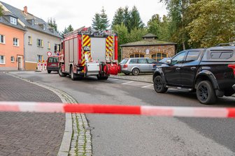 Gasgeruch auf Baustelle: Feuerwehr im Erzgebirge im Einsatz - Einsatz am Sonntagabend für die Feuerwehr Zwönitz.