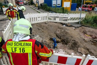 Gasgeruch auf Baustelle in Aue: Feuerwehren rücken aus - Mehrere freiwillige Feuerwehren waren an einer Baustelle in Aue wegen Gasgeruchs im Einsatz.