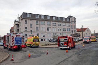 Gasgeruch in Crimmitschau: Haus in der Nordvorstadt evakuiert - Notarzt checkt vier Bewohner durch - Feuerwehr und Rettungsdienst waren am Freitagnachmittag an der Erzberger Straße in Crimmitschau im Einsatz.