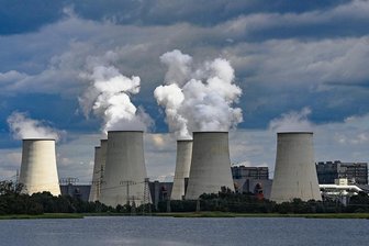 Gaskrise: Der hürdenreiche Weg zurück zur Kohle in der Lausitz - Wasserdampf steigt aus den Kühltürmen des Braunkohlekraftwerks Jänschwalde der Lausitz Energie Bergbau AG (Leag). Hier sollen zwei eigentlich schon abgeschaltete Blöcke für die Versorgungsreserve reaktiviert werden. Das geht aber nicht auf Knopfdruck.