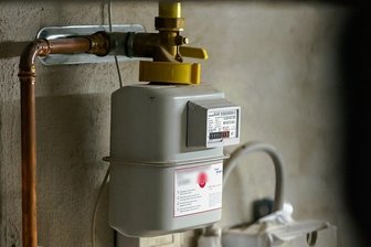 Gaskrise: Werden Mieter weiter entlastet? - Der Blick auf den Gaszähler - auf dem Foto im Keller eines Einfamilienhauses - wird Mieter und Vermieter gleichermaßen Sorgen bereiten.