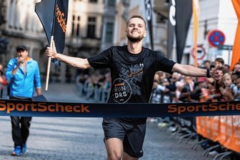 "Gassenläufer" sorgt nun auf den großen Straßen für Furore - Auch beim Sportscheck-Run in Dresden genoss Sören Guder den großen Moment, als Erster über die Ziellinie zu laufen.