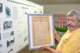 Gast bereichert Lok-Schuppen-Schau - Ein Schatz der Ausstellung im Lok-Schuppen ist ein Originalfahrplan der Rollbockbahn von 1905 - Karl-Heinz Meyer vom Rollbock-Verein hütet das wertvolle Stück wie seinen Augapfel und nimmt es nach der Ausstellung immer wieder mit nach Hause.