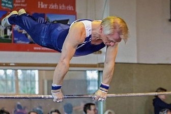 Gastgebende Turner enorm in Form - Blau-Weiß-Abteilungsleiter Volker Löffler begab sich selbst an die Geräte - und holte im Mehrkampf seiner Altersklasse Silber. 