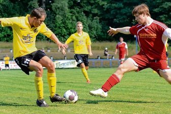 Gastgeber fordert Favoriten im Derby - VfB-Neuzugang Patrick Sonntag (links) wird hier vom Rodewischer Frank Hadrava bedrängt. Der zweifache Auerbacher Torschütze Manuel Hoffmann (hinten Mitte) beobachtet die Szene.