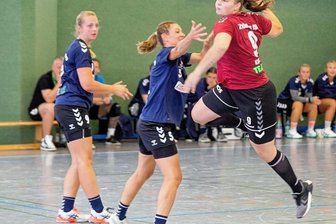 Gastgeber gehen bei Generalprobe leer aus - Dynamisch: Laura Kaulfuß (r.) vom HSV lässt sich von den Schneebergerinnen Cindy Dörfel (l.) und Denise Meyer nicht aufhalten.
