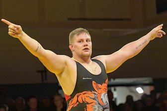 Gastgeber glänzen geschlossen - Der Thalheimer Dominik Klann hat sich nach Punkten mit 9:0 unerwartet deutlich gegen den Gelenauer Kamil Wojciechowski durchgesetzt. Er nutzte seinen Gewichtsvorteil von nahezu 30 Kilogramm geschickt und stellte damit bereits die Weichen zum Mannschaftssieg der Gastgeber in der Regionalliga Mitteldeutschland. 