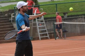 Gastgeber lassen aufhorchen - Nico Müller hat bei den Zwönitzern zum Auftakt nichts anbrennen lassen - er gewann sowohl sein Einzel als auch sein Doppel. 