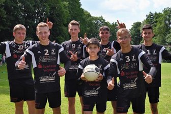 Gastgeber lösen Ticket zu deutschen Titelkämpfen - Die U-18-Mannschaft der SG Waldkirchen hat sich mit dem dritten Platz das Ticket für die Deutsche Meisterschaft gesichert. Im Foto von links: Luca Woida, Norman Mothes, Edgar Oeser, Richard Völkel, Leon Schütze, Oliver Bitterlich und Marvin Steinau.