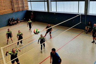 Gastgeber Oberschöna gewinnt Weihnachtsspeckweg-Turnier - Der spätere Turniersieger SV Oberschöna I. (links) im Spiel gegen den Bobritzscher SV.