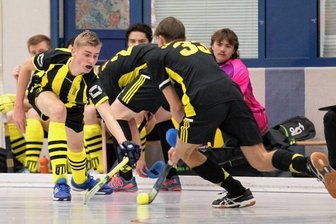 Gastgeber punkten zum Auftakt - Packendes Duell: Die Herren des Freiberger HTC um Moritz Kaulfürst (l.) trennten sich zum Auftakt vom Cöthener HC II 5:5.
