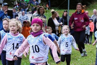 Gastgeber ziehen Cup-Finale vor - Auf die Plätze, fertig - und los: 90 Starter stürmten am Sonnabend beim Angelika-Crosslauf in Bockau durchs Gelände.
