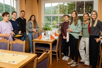 Gastgewerbe wirbt um Nachwuchs - Es ist angerichtet: Tom Möbius, Juniorchef des Hotels "Waldhaus Lauenhain" (3. v. li.), stellte mit Julia Büttner (re.) vom Dehoga-Mitgliederservice den Schülern von Praxisberaterin Sabine Pumpol (2. v. re.) das Gastro- und Hotelgewerbe vor.