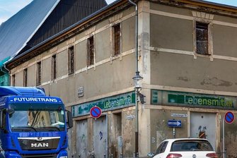 Gasthaus "Drei Schwanen": Rat beschließt Fassadenarbeiten - Nach einer langen Geschichte unter anderem als Standort eines Lebensmittelhandels ist das "Drei Schwanen" zum Schandfleck verkommen.
