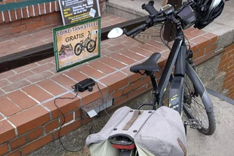 Gasthaus „Schöne Aussicht“ in Klingenthal hat jetzt eine Tankstelle für E-Bikes - E-Bikes können am Gasthaus „Schöne Aussicht“ kostenlos geladen werden.