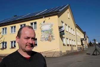 Gasthof-Besitzer in Schönbrunn bietet Unterkunft für ukrainische Kinder an - doch Landkreis lehnt ab - Steffen Manthey vor dem "Goldenen Herz" in Schönbrunn.