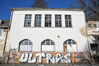 Gasthof-Brache am Ortseingang: Warum wird der Steinknock in Markneukirchen nicht endlich abgerissen? - Die Stadt Markneukirchen hat das ehemalige Gasthaus Steinknock an der Adorfer Straße in Siebenbrunn vor acht Jahren gekauft. 