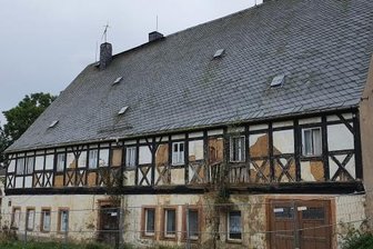 Gasthof für einen Euro zu verkaufen - Seit Jahren verfällt das "Erbgericht" in Falkenbach. Nach der Klärung juristischer Fragen könnte sich nun eine Lösung anbahnen.
