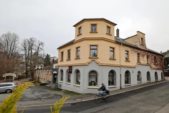 Gasthof „Grüner Baum“ in Glauchau macht zu: Welche Reaktionen es auf die angekündigte Schließung des traditionsreichen Hauses gibt - Blick zum Gasthof „Grüner Baum“ in Glauchau: Am Ende des Jahres schließen die Betreiber das Haus.