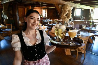 Gasthof im Erzgebirge setzt auf regionale Erzeuger: Topfmarktscheune nahezu ohne Konkurrenz? - Amy Baldauf (19) ist in der Topfmarktscheune Auszubildende zur Restaurantfachfrau für Veranstaltungs- und Systemgastronomie.