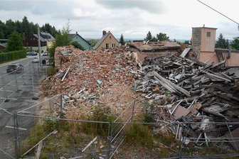 Gasthof-Reste in Grünbach werden zum Ärgernis - Nach dem Abbruch ist zwar die Gefahr gebannt, dass Gebäudeteile auf die Staatsstraße stürzen. Doch beräumt ist das Gelände nach wie vor nicht. Dafür gibt es jedoch eine Frist.