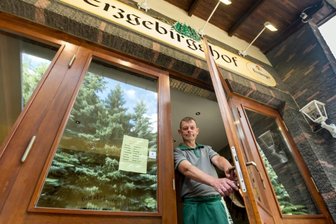 Gastro-Familie in Pockau-Lengefeld muss aufgeben: Erzgebirgshof wird schließen - Falk Hantke sucht einen Käufer für den Erzgebirgshof. Nach 28 Jahren in Familienhand sieht sich der Lengefelder zu diesem schweren Schritt gezwungen. 
