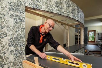 Gastro-Szene in Bewegung: Ursuppe eröffnet zweites Lokal gegenüber vom Plauener Rathaus - Michael Weißwange, Chef der Ursuppe an der Windmühlenstraße, kommt den Kunden im Wortsinne entgegen - mit Öffnung eines zentraleren zweiten Geschäftes. Ab Dienstag wird in der Marktstraße 15 aufgetischt.
