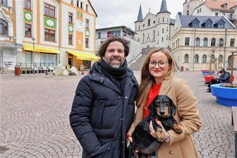 Gastronom investiert in Meerane: Wann gibt es die ersten Pizzen bei "Dolce Freddo" am Teichplatz? - Frederico und Gabby Calligaro eröffnen neben dem Eiscafé auch noch eine Pizzeria. Dort, wo die Scheiben noch abgeklebt sind, läuft der Umbau.